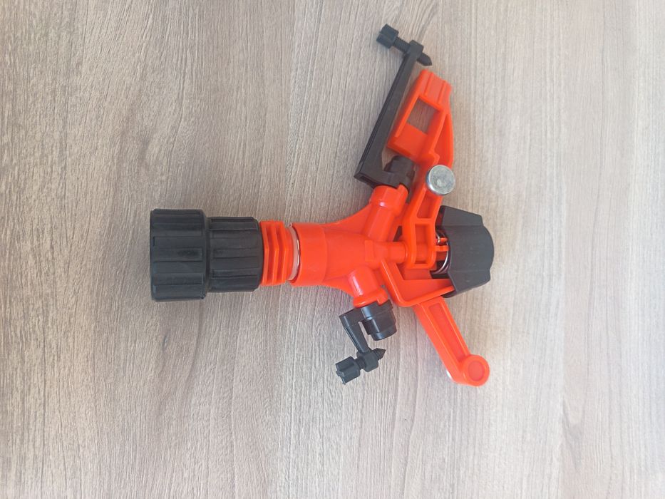 Yomg'irlab sug'arish uchun sprinklerlar, pushka bor