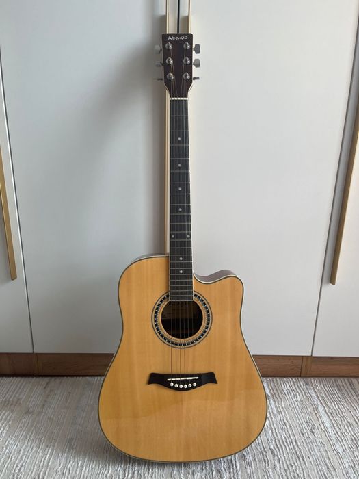 Акустикалық гитара, жақсы жағдайда»