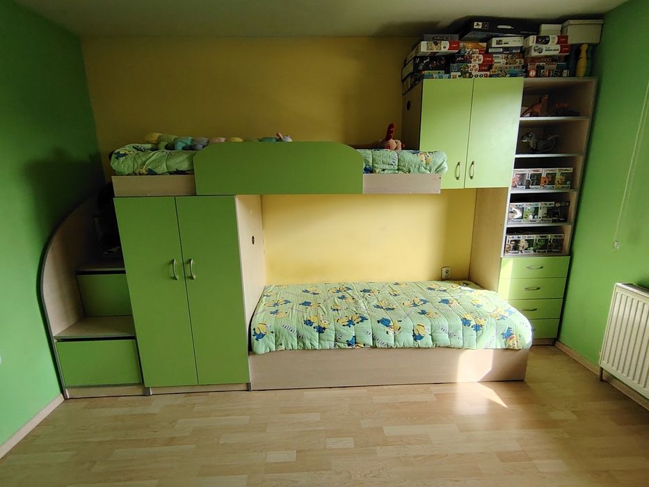 Цялостно обзавеждане за детска стая с легло на два етажа и бюро в зелен цвят