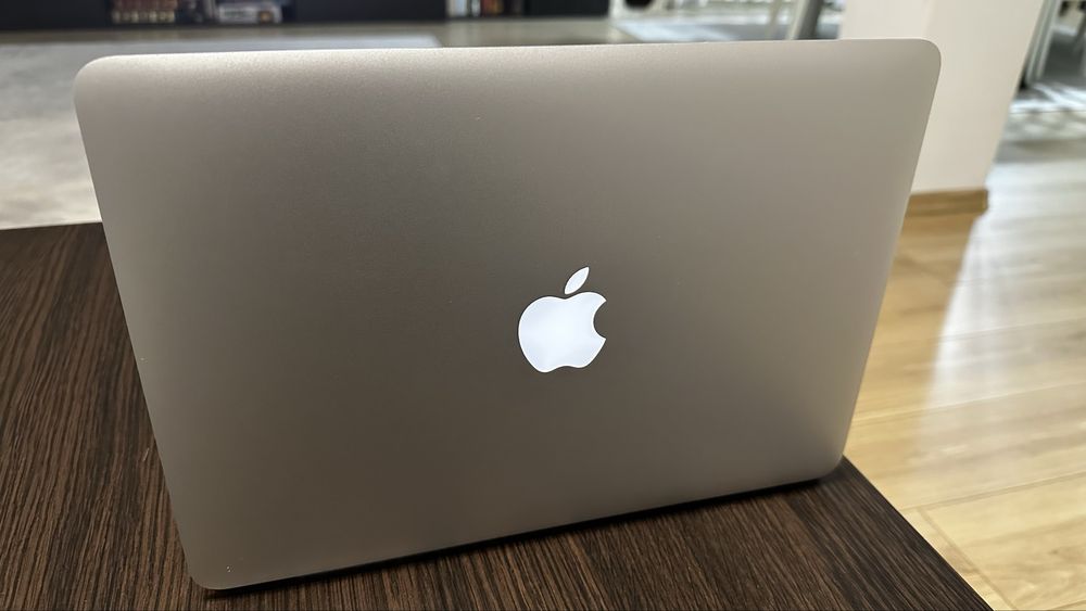 Macbook Pro Air 13” (Early 2015) in perfecta stare