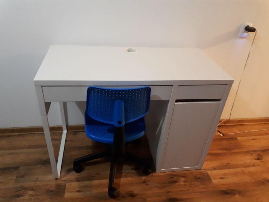 Стол письменный .