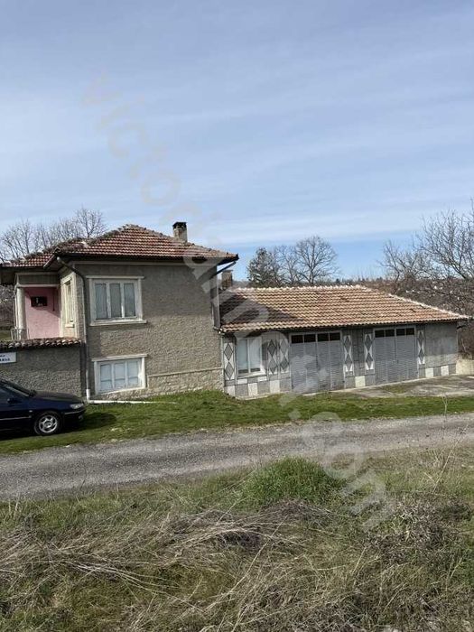 Двуетажна къща в с. Самоводене