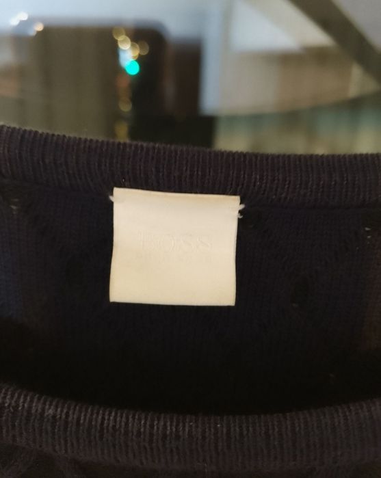 Rochia de la BOSS este realizată dintr-un amestec de bumbac și mătase