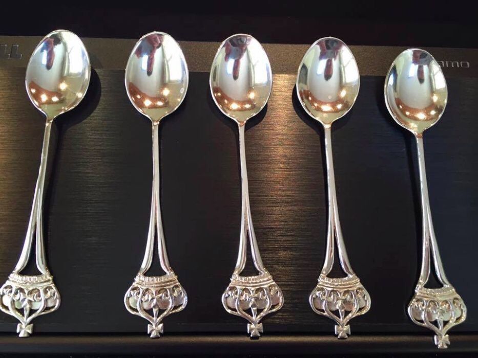Сребърни лъжички и бижутерия
