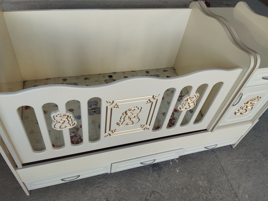 Bolalar kravatchasi va shkafi yangi holatda