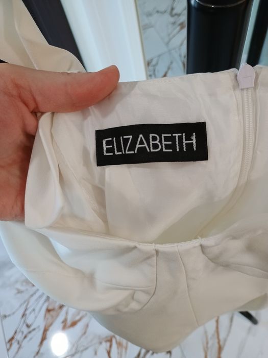 Бяла рокля за повод