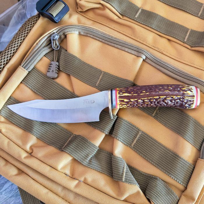 Ловен нож с рогова дръжка+кания за носене на колан мега здрав и остър