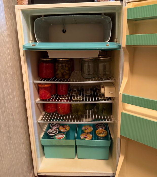 Български хладилник Мраз с горна камера