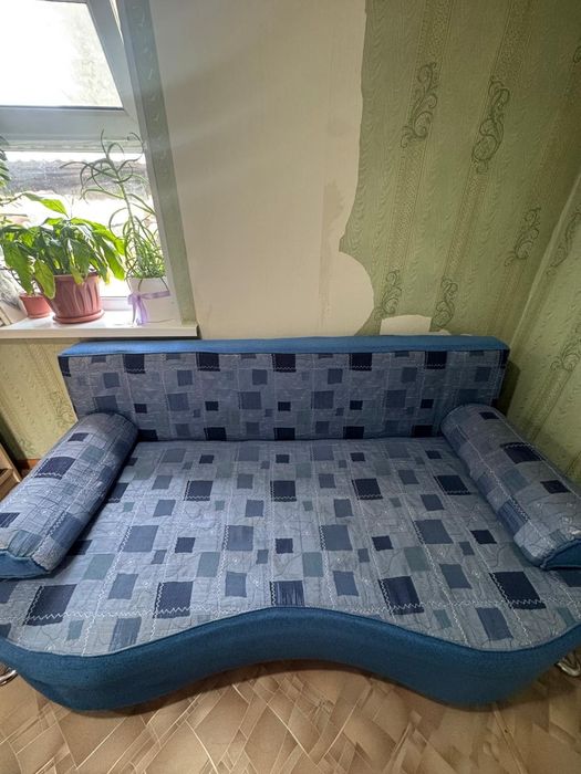 Продам диван с двумя пуфиком