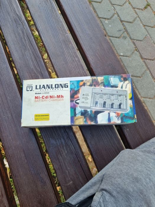 Încărcător de bateri LIANLONG
