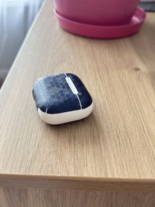 Продам кейс от наушников airpods 3