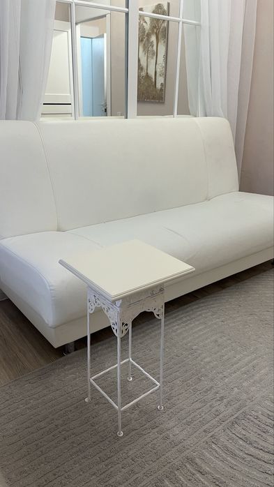 Продам молочный диван Экокожа.