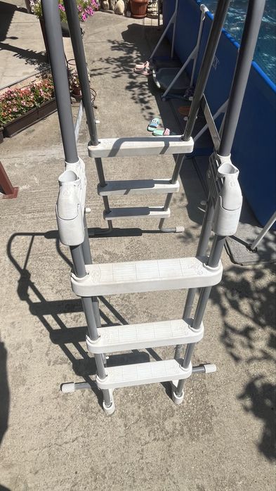 Scara piscina in stare buna