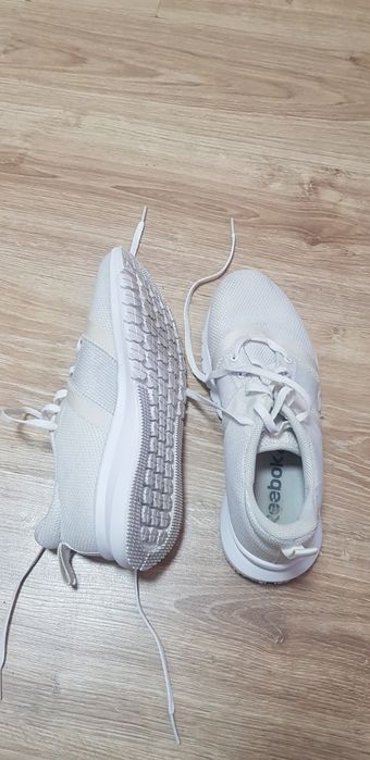 Бели маратонки Reebok номер 38
