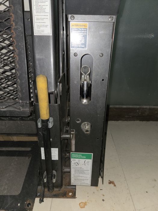 Lift auto electric  pt  persoane cu dizabilități