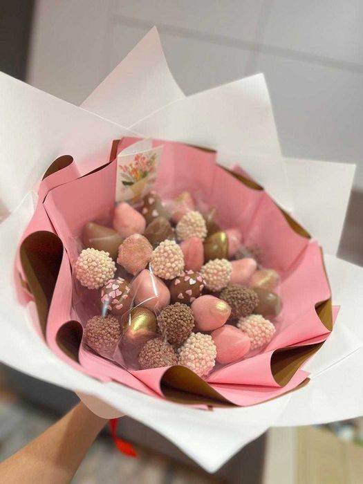 Клубника в шоколаде/финики в шоколаде