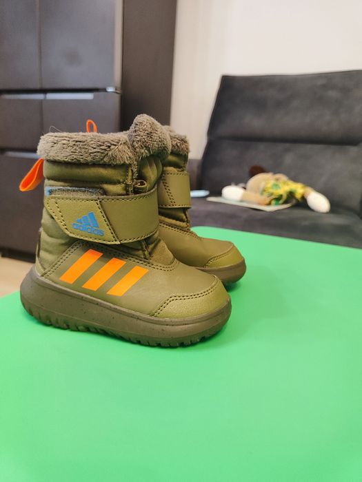 Зимни ботуши Adidas, номер 22