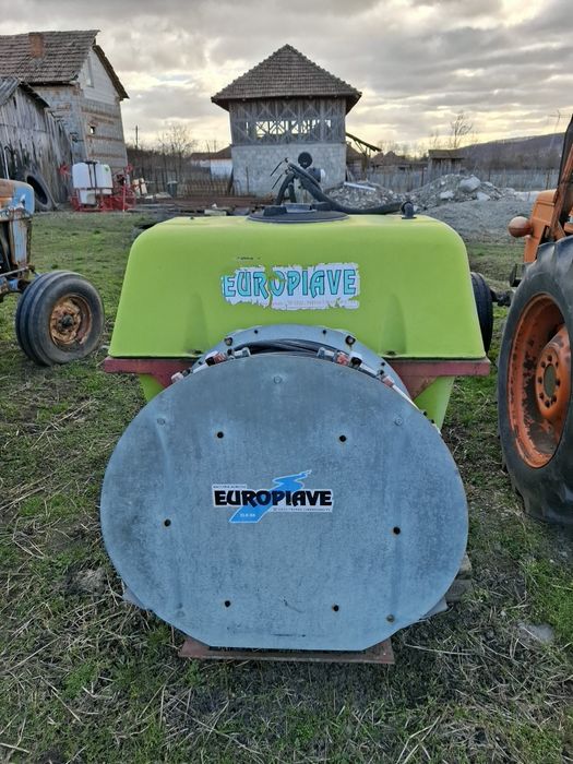 Tractoare, accesorii, mașini de tuns gazonul