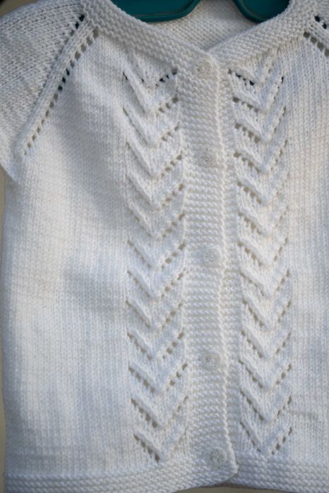 Ръчно плетени детски дрехи.