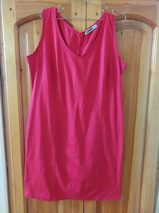 Женское красное платье в отличном состоянии.