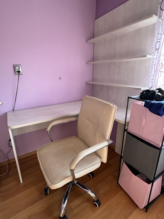 Бюро с вградени рафтове