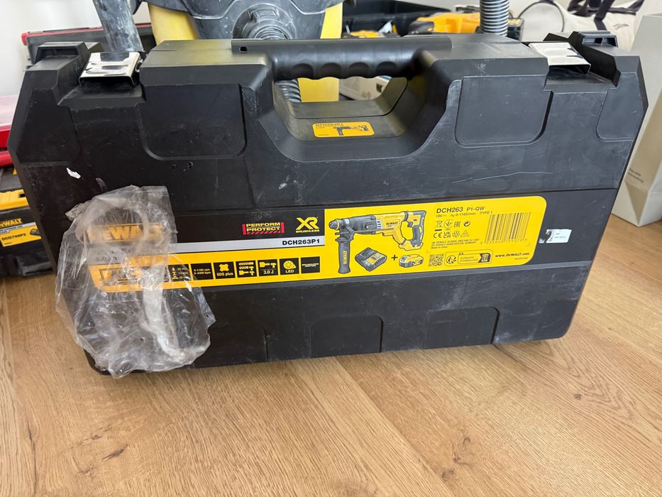 Перфоратор DeWALT DCH263