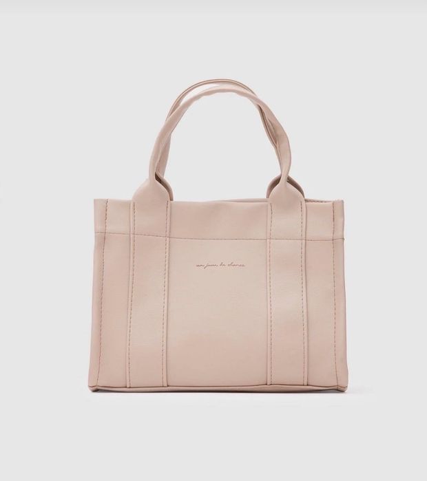 Елегантна дамска чанта в бежов цвят, има и дълга дръжка