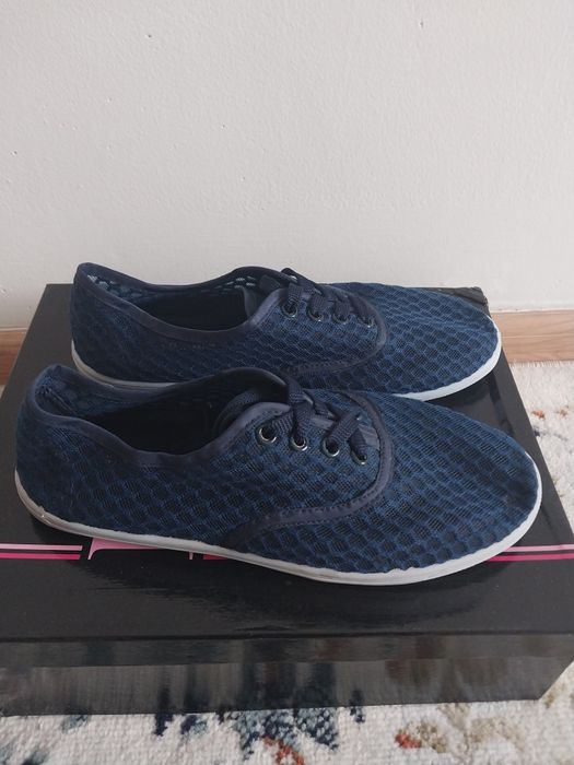 Обувь                              .