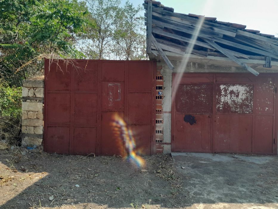 Продавам селска къща с монолитен гараж