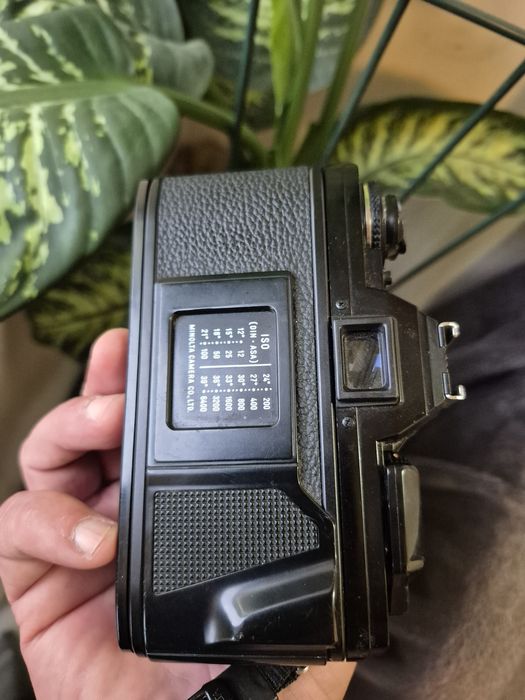 SLR Minolta X700 cu obiectiv 28mm