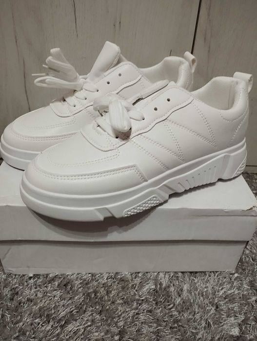 Бели Кецове ,чисто нови