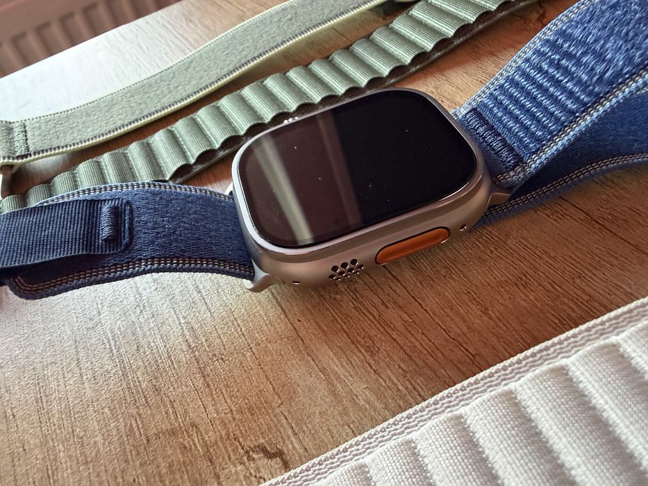 Apple Watch Ultra Gen3 - Silver Titanium с 5 оригинални каишки