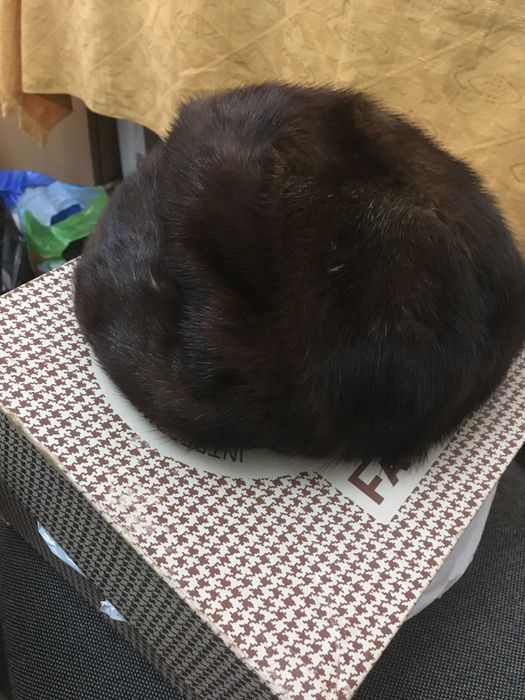 caciula de dama veche, de firma