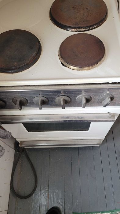 Стара готварска печка от соца , работеща от соца.