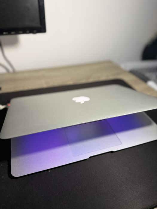MacBook Air 13” i7 • 8GB RAM • 256GB SSD • Stare foarte bună