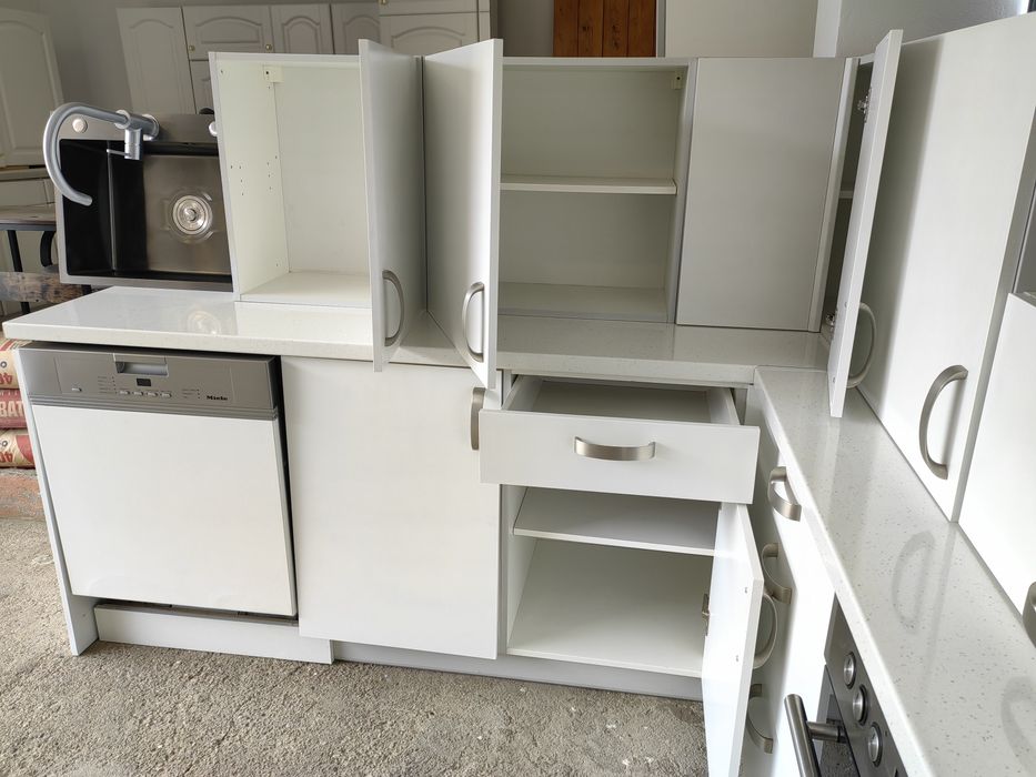 Mobilă Bucătărie albă complet echipată