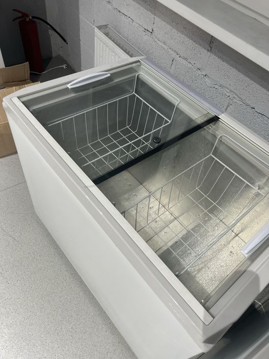 Морозильный ларь  Бирюса 260Z  с прямым стеклом