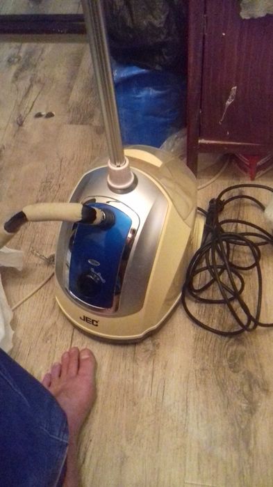 Паровая машина утюг для выглаживания разнообразных видов одежды.