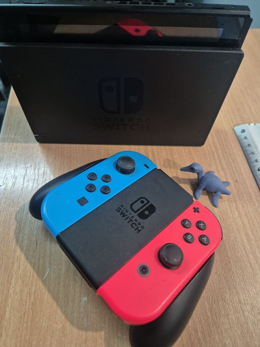 Consola Nintendo Switch V2 cu JOY-CONS Red/Blue
Consola 
Consola Nintendo Switch V2 cu JOY-CONS Red/Blue