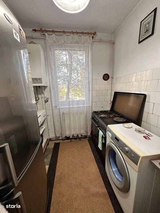 De vanzare aparament 3 camere si balcon, mobilat, etaj 1, boxa 59000e
