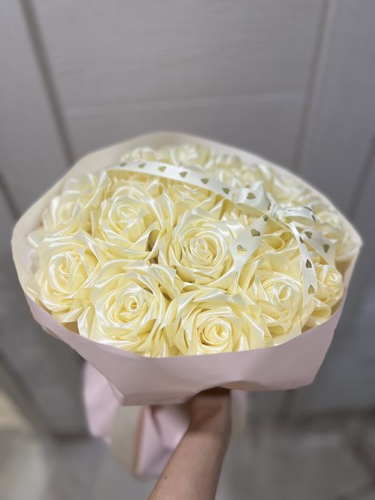 Букет из атласных роз светящиеся