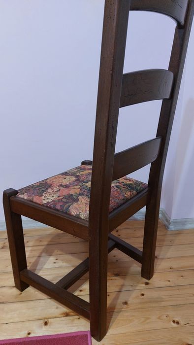 Винтидж трапезен стол от масивно дърво. Перфектно състояние.