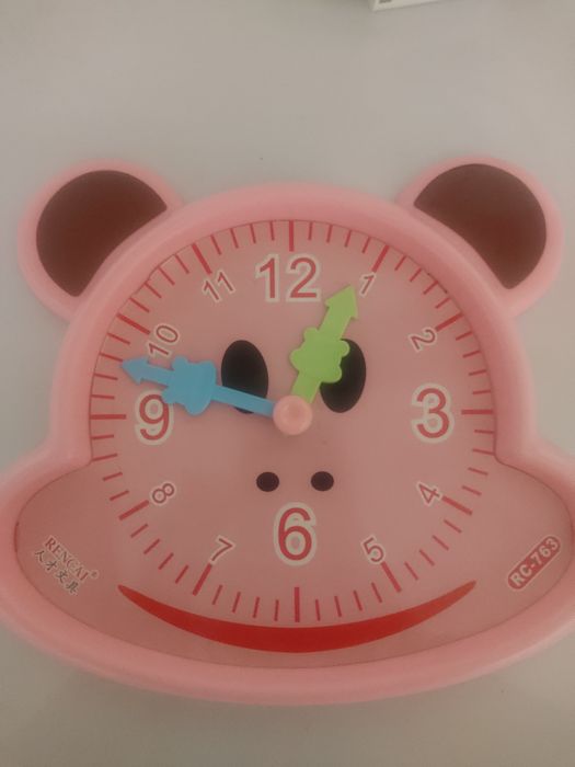 Продам часы с двигающимися стрелками