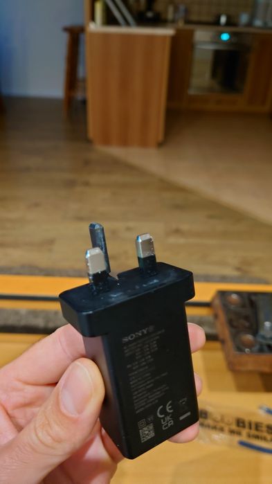 Продавам оригинално бързо зарядно Сони 30W