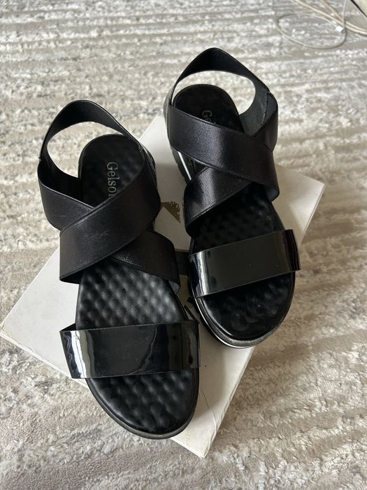 Продам черные босоножки