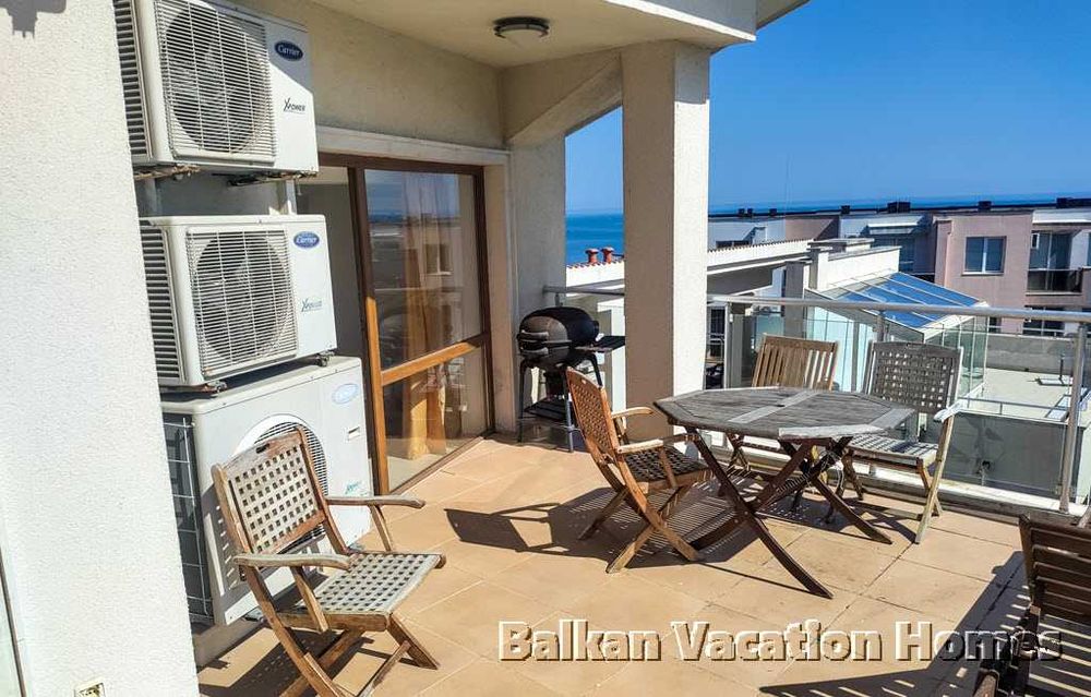 Триетажна къща близо до плажа в Бяла