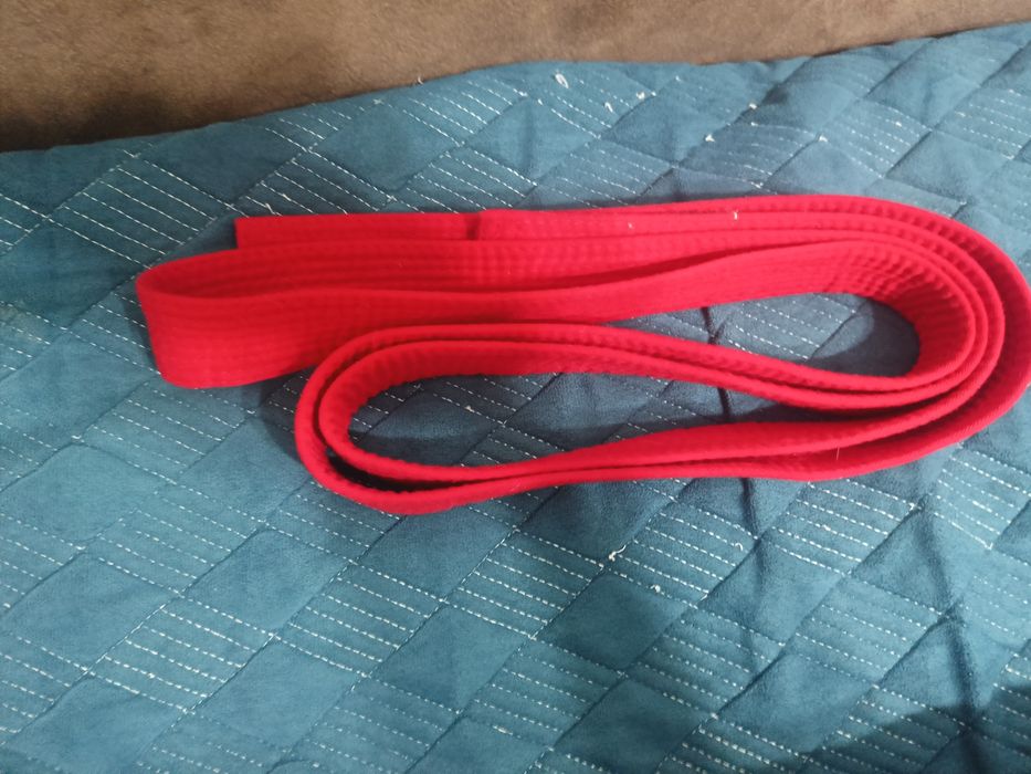 Продам красный пояс