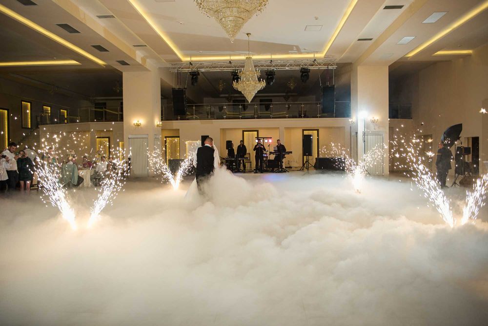 Matteo nunta Medias: lumini,ceata carbonica, baloane cu fum etc.