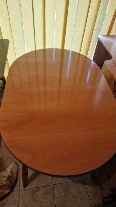 Овална разтегателна трапезна маса