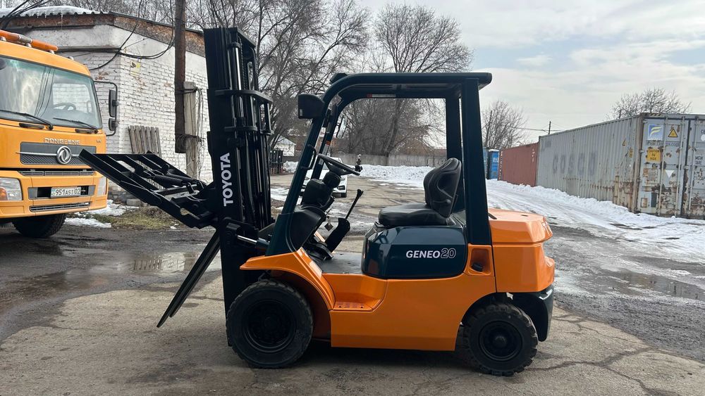 Вилочный погрузчик (кара)